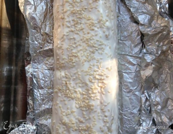 Через 30 минут фольгу разворачивем, смазываем рулет сметаной, посыпаем кунжутом и снова отправляем в духовку еще на 15 минут.