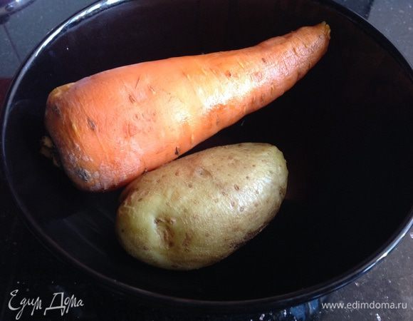 Картофель и морковь тоже нужно сварить, я делала это в микроволновке: 6 минут полная мощность. Затем овощи почистите.