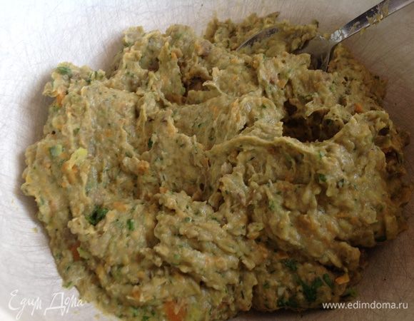 После чего добавьте чечевицу и измельчите все в пюре. Приправьте куркумой, перцем, посолите, добавьте муку и хорошо перемешайте.