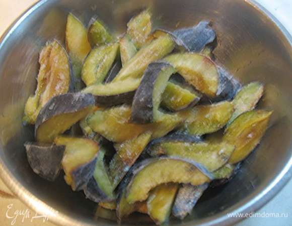 Пока тесто остывает в холодильнике подготовим начинку. Замороженную сливу не размораживая порезать на кусочки.  Оставить 4 половинки или 2 целые сливы на глазурь. 