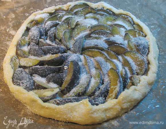 Растопить сливочное масло и смазать ним бортик. Бортик и сливу посыпать  2 ст.л. сахара. Выпекать в предварительно разогретой до 180 градусов духовке 45 минут. 