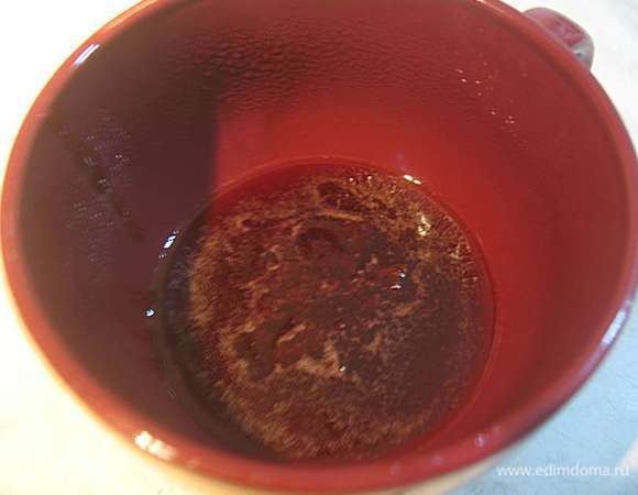 Пока галета готовится приготовим сливовую глазурь. 2 сливы натереть на терке, посыпать 2 ст.л. сахара и не мешая поставить на огонь. Когда сахар раствориться можно очень аккуратно помешать. Варить 7 минут. Протереть через сито, чтобы удалить мякоть. Глазурь готова. 