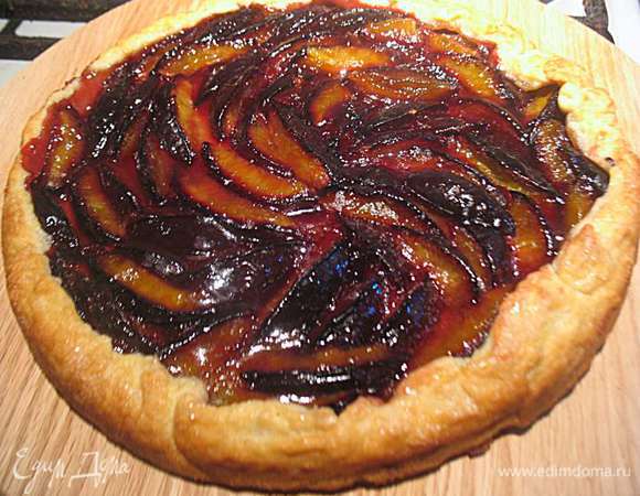 Вынуть из духовке, охладить минут 10 и смазать сливовой глазурью. 