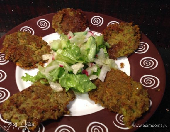 Обжарьте с двух сторон на растительном масле, выкладывая котлетки ложкой на сковороду. Подавайте с любым овощным салатом, у меня самый простой: порвите листья салата, огурец и редиску нарежьте соломкой, посолите, добавьте растительное масло и хорошо перемешайте.
