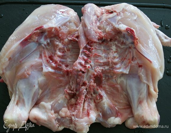 Духовку сразу включить разогреваться на 190–200°C. Подготовить курицу. Вымыть и разрезать ее с одной стороны (по грудке), чтобы разложить «бабочкой».