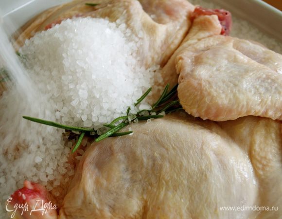 Сверху засыпать курицу оставшимся килограммом соли (может потребоваться чуть больше), чтобы как следует закрыть тушку со всех сторон.