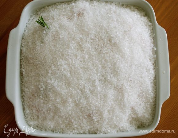 Поставить форму с курицей в духовку на 1,5 часа (забыть о ней).