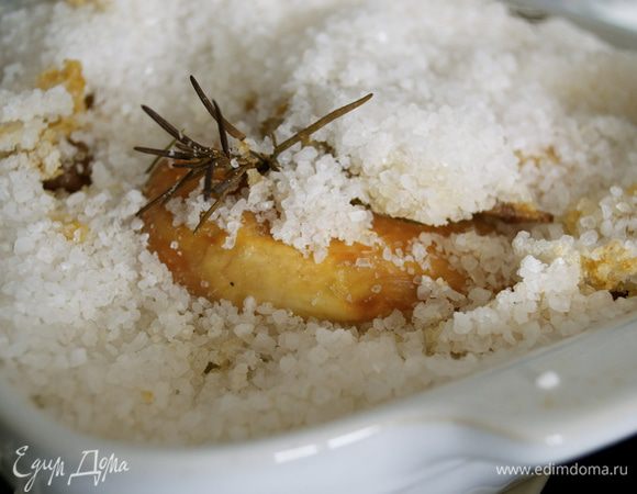 Через полтора часа достать курицу из духовки, дать немного постоять, остыть. А затем освободить ее от соляного панциря. Я в конце перекладываю курицу на поднос и еще кисточкой удаляю излишки соли. Вот и все!