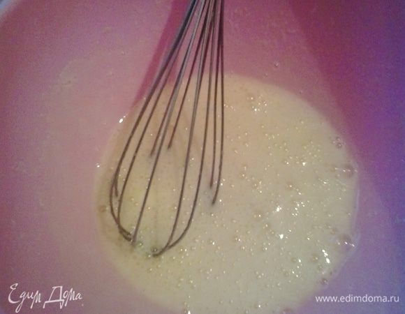 Взбиваем яйца с сахаром.