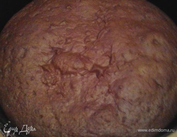 Вот такой красивый бисквит получился. Разрезаем каждый на два пласта. Каждый корж промазываем кремом и укладываем друг на друга. Даем торту пропитаться несколько часов и угощаем родных!!!! 