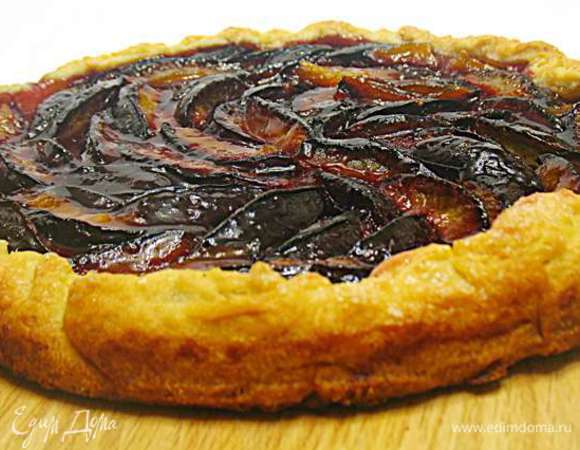 Мы ели ее так с чаем!! Но ее можно подавать с мороженым или взбитыми сливками. Да летом будет мороженое даже очень уместно!!! 