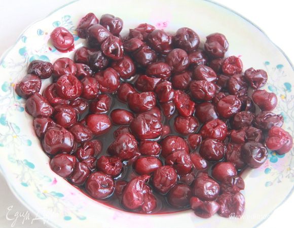 Вишню разморозить, сок слить.