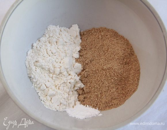 Оба вида муки просеять, добавить разрыхлитель, перемешать.