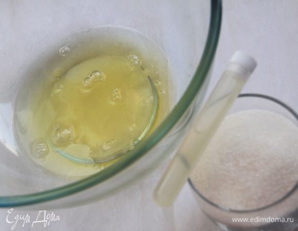 Отделить белки от желтков, отмерить сахар, приготовить ароматизатор (по желанию).
