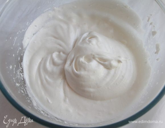 Белки взбить, постепенно добавляя сахар, до мягких пиков.