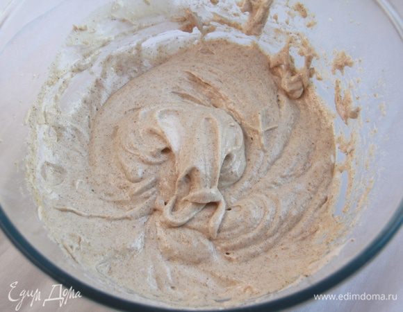 Аккуратно ввести муку, перемешать до однородного состояния.
