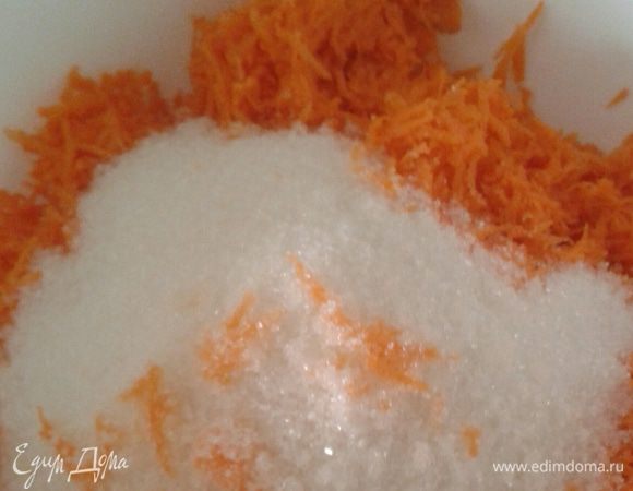 Морковь очистить, натереть на мелкой терке, (должно получиться 1,5 стакана)засыпать сахаром и помять руками. Оставить минут на 10, чтобы она пустила сок. 