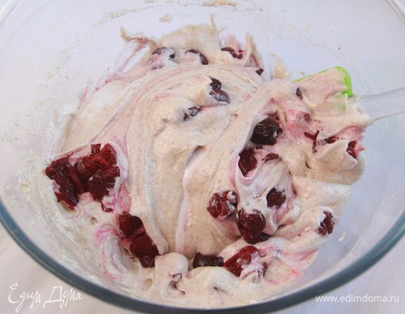 Вишню лучше отжать, чтобы влаги было как можно меньше. Ввести в тесто.