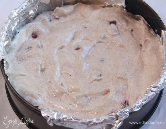 Заполнить тестом форму с песочным коржом.