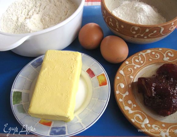 Духовку включить, чтобы она пока разогревалась. Масло  должно быть мягким. Отделить белки от желтков.