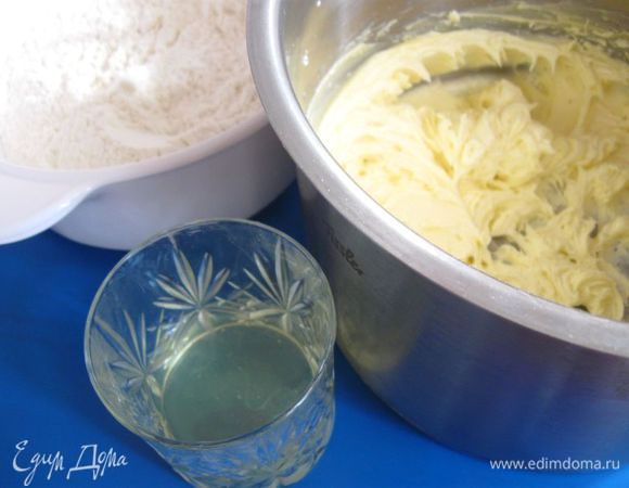 Масло взбить с сахарной пудрой, добавить белки, муку.