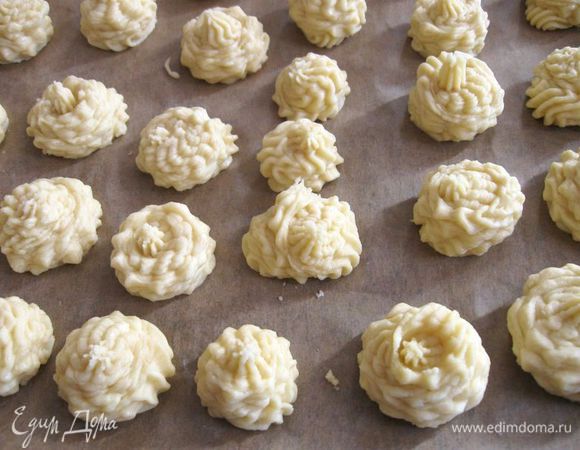 Отсадить печенье из пекарского мешочка или кулинарного шприца  на противень, застеленный  бумагой для выпечки.
