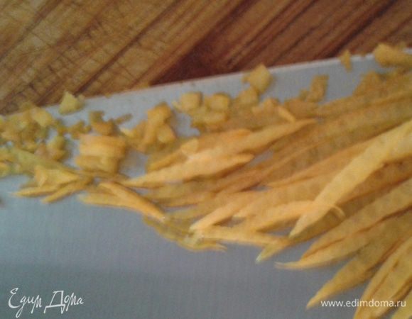 Цедру апельсина мелко нарезать (можно натереть на терке). Добавить к моркови измельченные миндальные орехи, выжатый сок одного апельсина,  влить растительное масло, апельсиновый ликер.