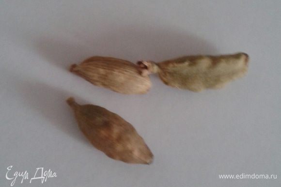 Семена трех зерен кардамона растереть в ступке.