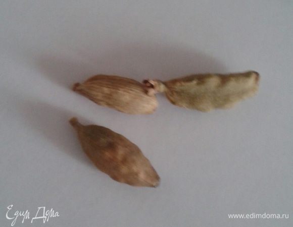 Семена трех зерен кардамона растереть в ступке.