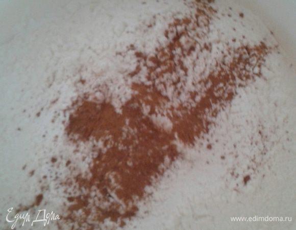 Кардамон добавить в просеянную муку, затем разрыхлитель,  чайную ложку корицы.  