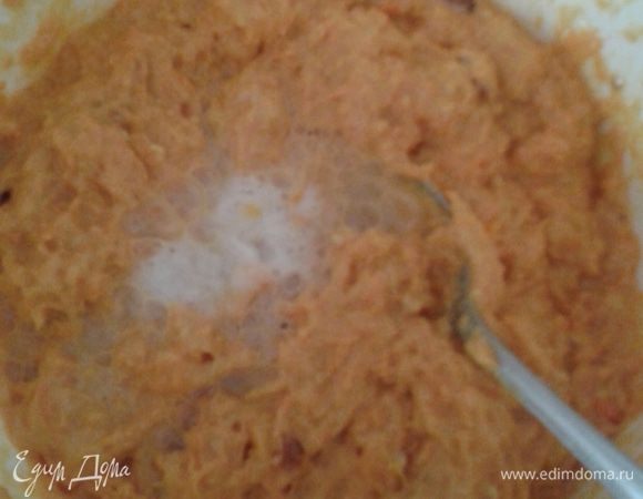 Далее  сухую смесь смешать с апельсиново-морковной смесью,  влить соду гашенную яблочным уксусом.