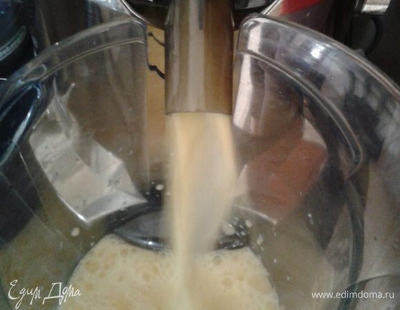 Тем временем приготовить крем. Свежевыжатый сок смешать с сахаром, 