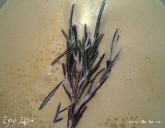 добавить веточку розмарина, поставить смесь на огонь, когда закипит, добавить манку и миндальную муку, затем уменьшить огонь, оставит вариться на 20 минут. Когда крем остынет, его нужно хорошенько взбить.