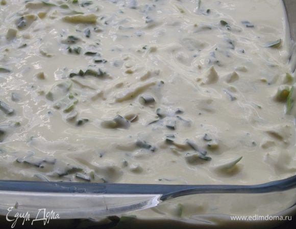 Форму смазываем растительным маслом. Выложить капусту и залить тестом.