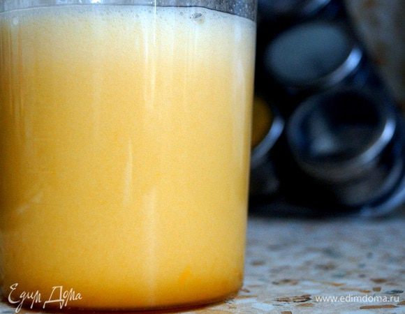 Разогреть духовку до 180 С. В миксере взбить яйца, сахар и соль в течение 3-х минут, пока они не станут легкими и воздушными. 