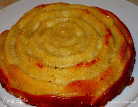 Выпекать пирог около 40 минут (либо проверять готовность зубочисткой, втыкая ее в центр - пока зубочистка не будет оставаться чистой). Затем дать пирогу остыть 10-15 минут, оставаясь в форме. Затем перевернуть пирог на решетку, удалить пергамент и перевернуть обратно на сервировочную тарелку. Перед подачей посыпать сахарной пудрой.