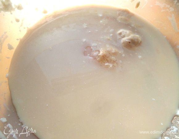 Дрожжи разводим в небольшом количестве тёплой воды с чайной ложкой сахара и муки.