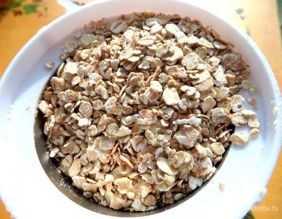 Хлопья насыпать в кофемолку...пару ложек с горкой!