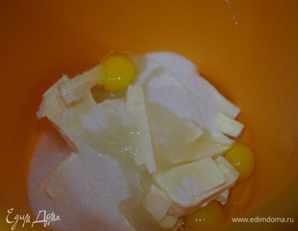 Масло, сахар и яйца взбиваем.