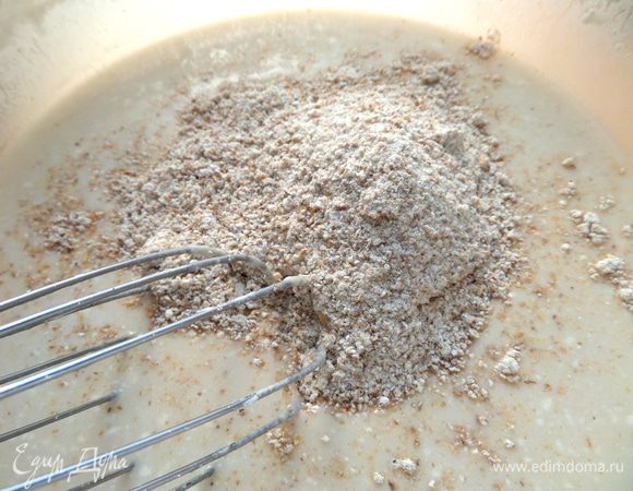 Высыпать хлопья...Желательно дать постоять.