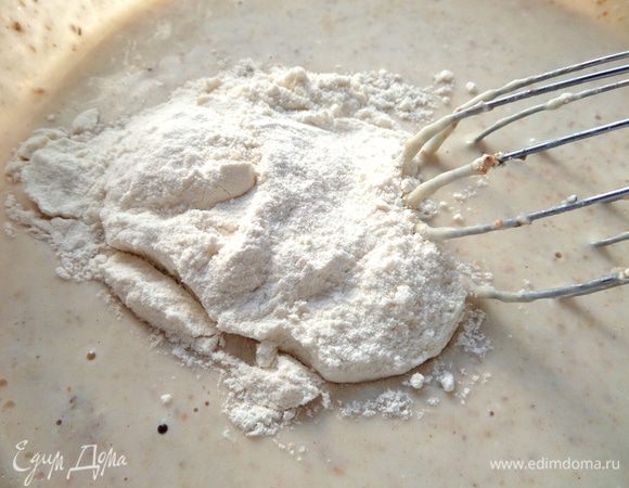 Муку,соль,сахар по вкусу.