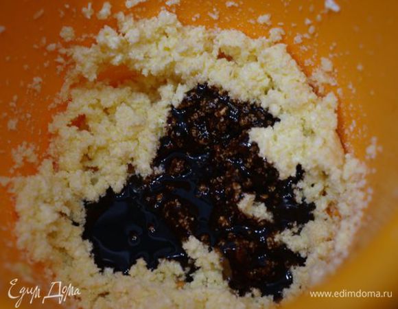 Вливаем патоку и ваниль.