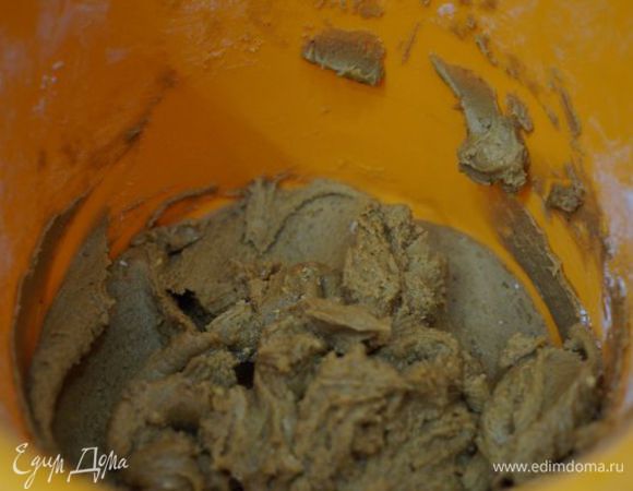 Просеиваем муку и все специи, хорошенько размешиваем, отправляем в холодильник.