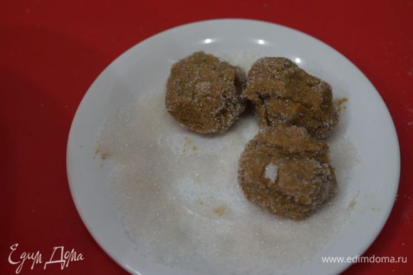 Духовка разогрета на 175"С. Берем небольшими порциями тесто, обваливаем шарики в сахаре.