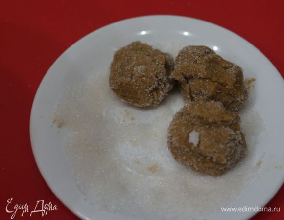 Духовка разогрета на 175"С. Берем небольшими порциями тесто, обваливаем шарики в сахаре.