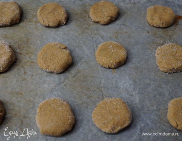 Кладем их на противень, слегка приплюскивая.