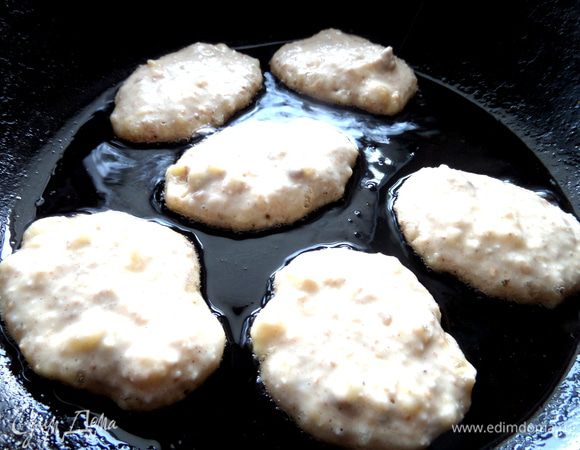 Жарим в разогретом масле по столовой ложке теста на оладушку!