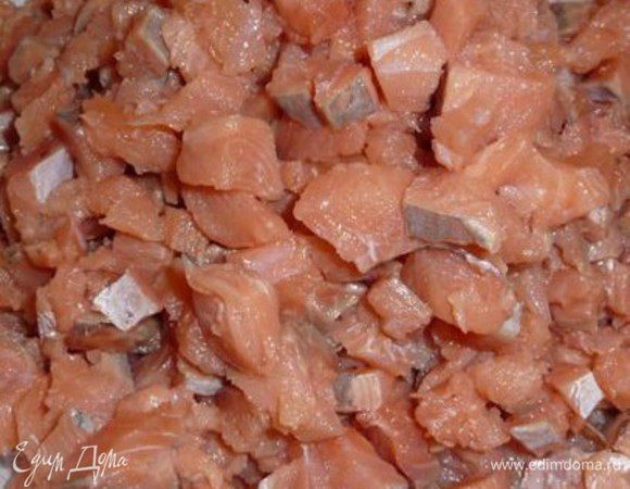 Рыбу нарезать на кусочки и сложить в кастрюлю (у меня горбуша).