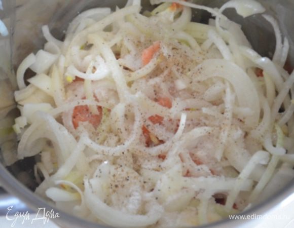 Лук нарезать полукольцами, выложить на рыбу, добавить сахар, соль и поперчить и все перемешать руками. Оставить на 1 час.