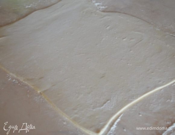 Тесто раскатать в прямоугольник и разрезать его на 2 пласта. Один побольше - это будет дно пирога, а второй крышкой.